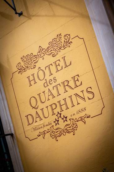 Facade of the Hôtel Les Quatre Dauphins 3-star Hotel Aix-en-Provence Centre